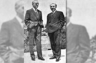 Ο Σάββας Κωνσταντόπουλος με τον αυτοεξόριστο Καραμανλή στο Παρίσι το 1965